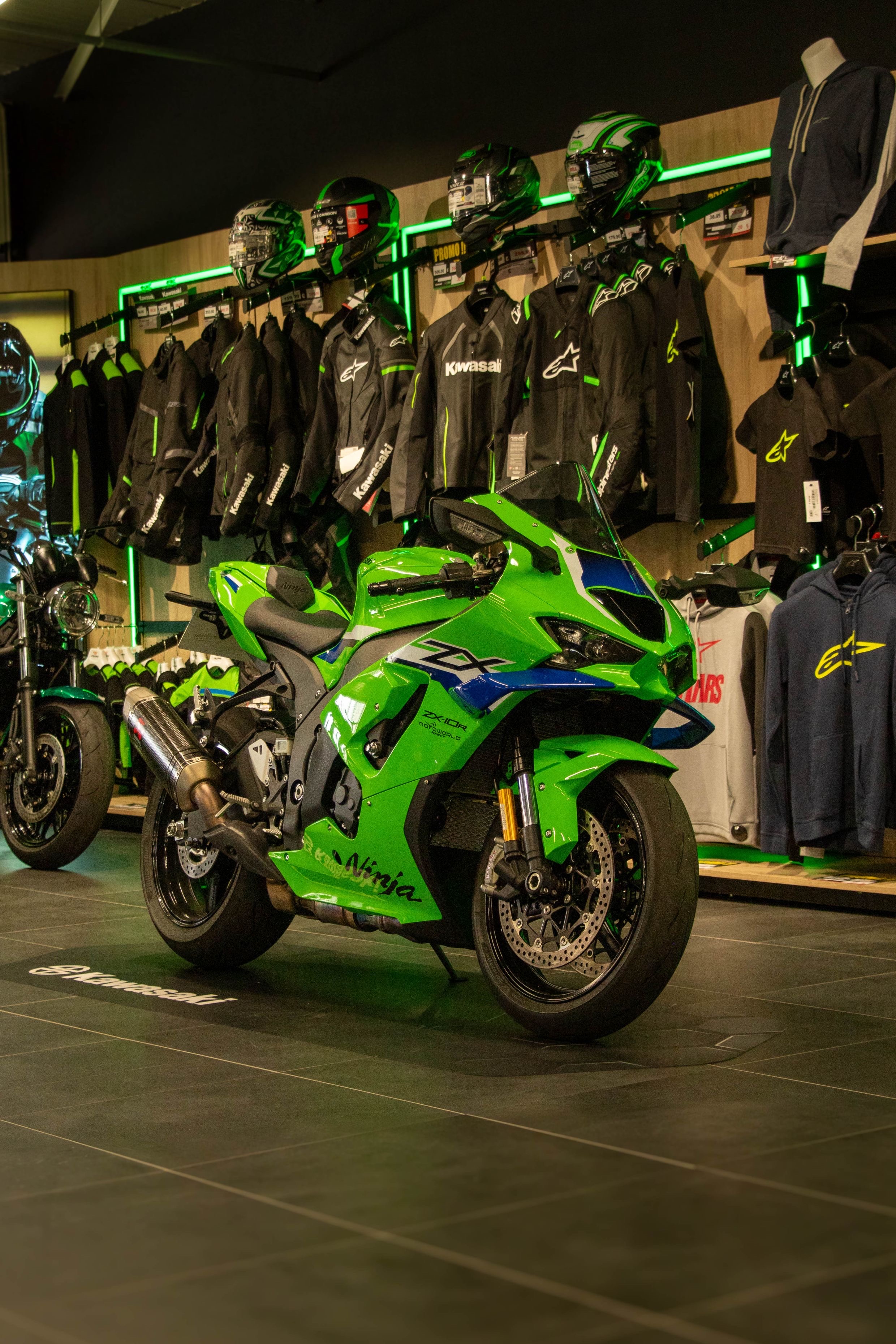Motos et équipements Kawasaki exposés en boutique