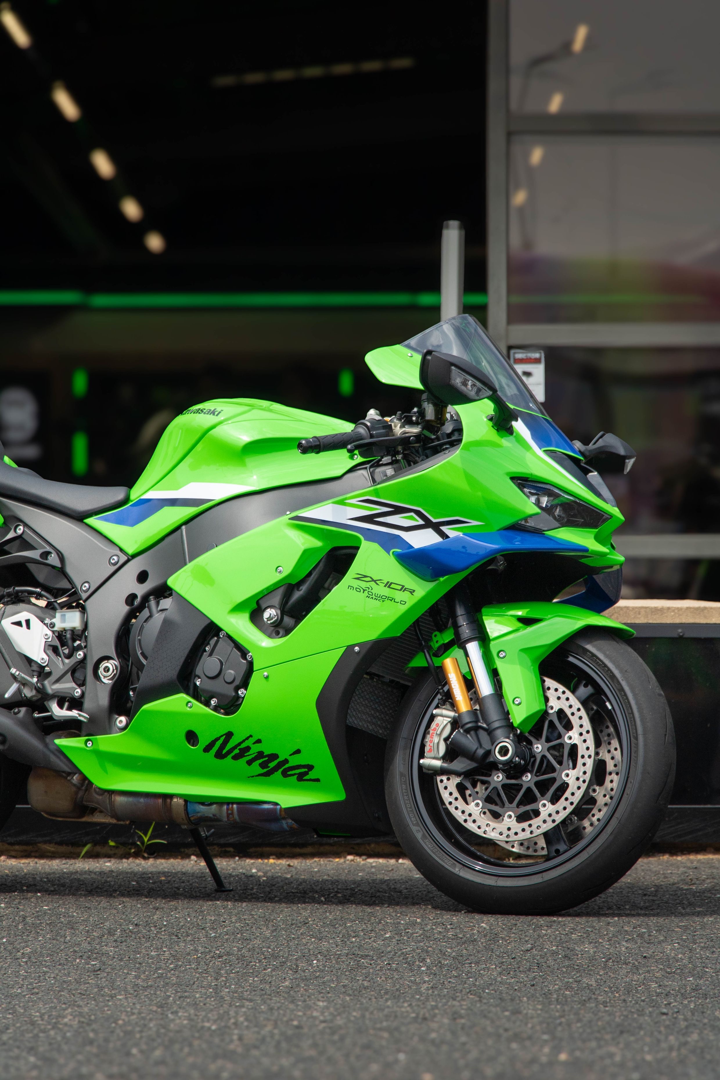 Kawasaki Ninja devant la boutique